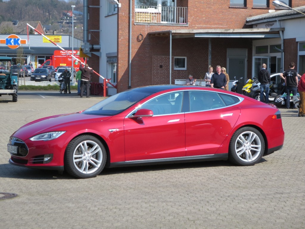 Tesla Model S - Reiselimousine der Oberklasse mit dem Drehmoment eines Sportwagens.