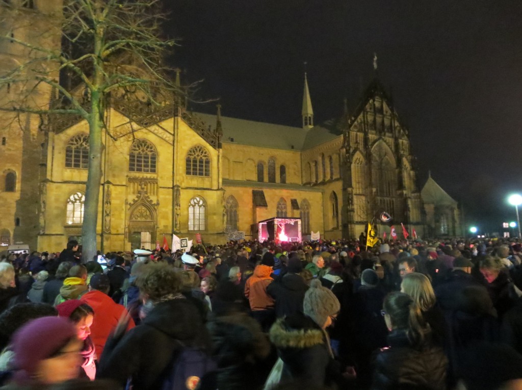 Fast 10.000 friedliche Demostranten bei der Kundgebung auf dem Domplatz, Foto: Bernd Lieneweg