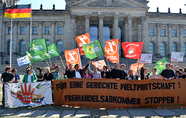 22.05.14: TTIP unfairhandelbar: Protest vor dem Bundestag